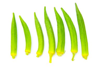 Beyaz arka planda izole edilmiş taze bamyanın yakın plan görüntüsü. Taze yeşil bamya sebzesi beyaz arka planda izole edilmiş. Beyaz arka planda bamyalar. Beyaz arka planda bamya ya da kadın parmağı sebzesi.