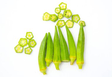 Beyaz arka planda izole edilmiş taze bamyanın yakın plan görüntüsü. Taze yeşil bamya sebzesi beyaz arka planda izole edilmiş. Beyaz arka planda bamyalar. Beyaz arka planda bamya ya da kadın parmağı sebzesi.