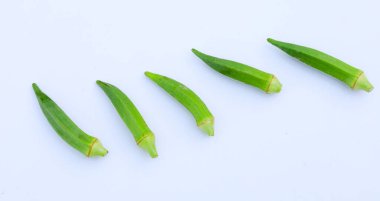Beyaz arka planda izole edilmiş taze bamyanın yakın plan görüntüsü. Taze yeşil bamya sebzesi beyaz arka planda izole edilmiş. Beyaz arka planda bamyalar. Beyaz arka planda bamya ya da kadın parmağı sebzesi.