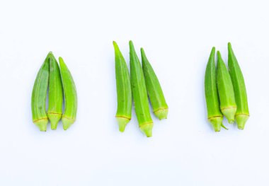 Beyaz arka planda izole edilmiş taze bamyanın yakın plan görüntüsü. Taze yeşil bamya sebzesi beyaz arka planda izole edilmiş. Beyaz arka planda bamyalar. Beyaz arka planda bamya ya da kadın parmağı sebzesi.