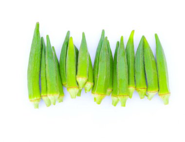 Beyaz arka planda izole edilmiş taze bamyanın yakın plan görüntüsü. Taze yeşil bamya sebzesi beyaz arka planda izole edilmiş. Beyaz arka planda bamyalar. Beyaz arka planda bamya ya da kadın parmağı sebzesi.