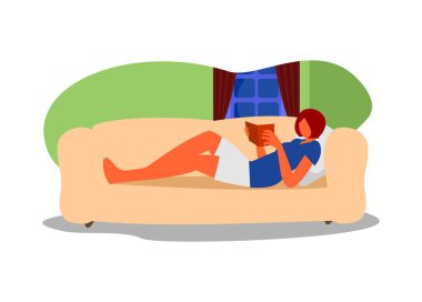 Kitap okurken kanepede uzanan bir kız. Basit düz resimleme.