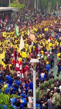 Jakarta, Endonezya, 25 Ağustos 2025: Metro Jaya Polis Merkezi önünde öğrenci gösterisi.