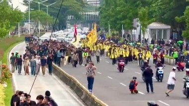 Jakarta, Endonezya, 25 Ağustos 2025: Metro Jaya Polis Merkezi önünde öğrenci gösterisi.
