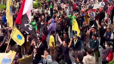 Jakarta, Endonezya, 25 Ağustos 2025: Metro Jaya Polis Merkezi önünde öğrenci gösterisi.