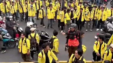 Jakarta, Endonezya, 25 Ağustos 2025: Metro Jaya Polis Merkezi önünde öğrenci gösterisi.