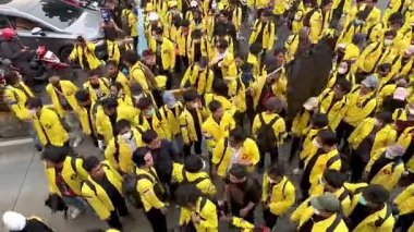 Jakarta, Endonezya, 25 Ağustos 2025: Metro Jaya Polis Merkezi önünde öğrenci gösterisi.