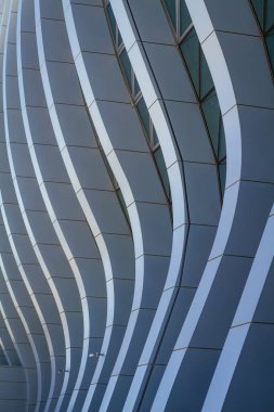 Görüntü çok uzun ve kıvrımlı bir duvarla inşa ediliyor. Duvar metalden yapılmıştır ve çok modern görünüme sahiptir. Bina çok pencereli büyük bir ofis binası gibi görünüyor.