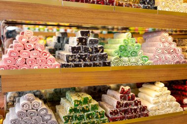 Bir dükkandaki ahşap raflarda çeşitli canlı Türk zevkleri farklı şekillerde ve renklerde. Tatlı ikramlar ve şekerlemeler kavramı