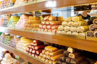 Türklerin çeşitli tatları var, iyi ışıklandırılmış bir dükkanda ahşap raflarda, geleneksel tatlı konsepti.