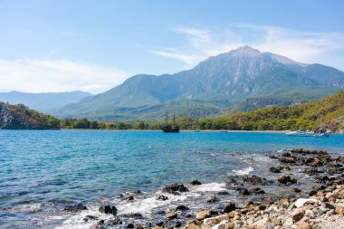 Suda teknesi olan güzel mavi bir okyanus. Okyanus sakin ve huzurlu.