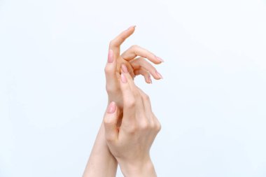 Uzun tırnaklı iki el, biri hafifçe bükülmüş. Elleri birbirine dokunacak şekilde konumlandırılmış, bir bağ ve yakınlık hissi yaratıyor. Tırnaklar boyanmış.