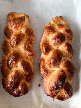 Kahverengi kabuklu iki parça ekmek. Biri solda ve diğeri sağda.