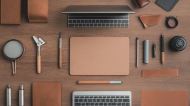 Ofis objeleri ve dizüstü bilgisayarı olan düz bir kompozisyon, mesaj için boşluk. iş yeri ve ofis araçları.