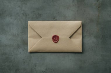 kırmızı kağıtlı zarf