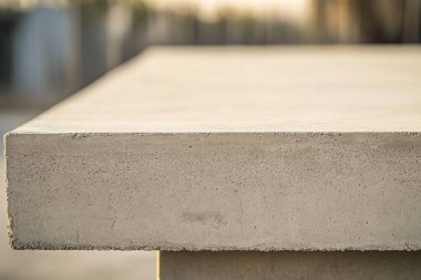 beton duvar ve bir sürü taş.