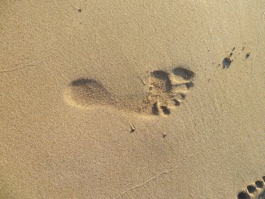 İsrail 'de Akdeniz' deki kumsalda ayak izleri.
