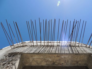 Şehirde beton bir bina inşa ediliyor.