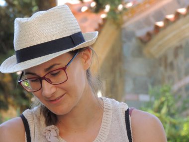 Güneş gözlüklü genç bayan.