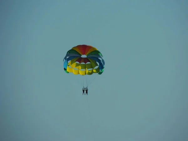 蓝天背景上有降落伞的滑翔机 体育概念 — 图库照片