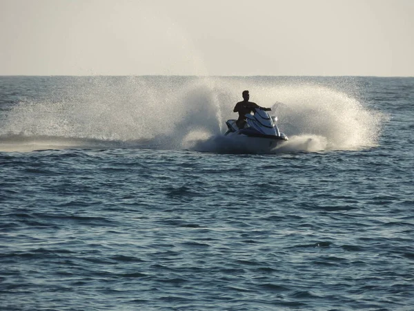 Suyun üstünde jet ski.