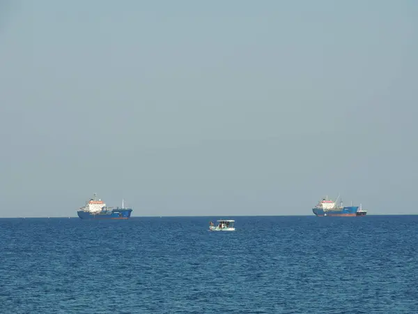 青空の背景にある海とボートを眺める — ストック写真