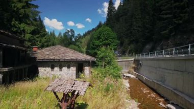 Küçük dağ köyündeki eski binaların 4K drone görüntüleri.