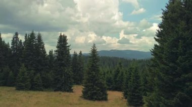 İnsansız hava aracı havalanıyor ve inanılmaz dağ manzarasını 4K 'da gösteriyor.