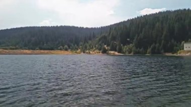 Su yüzeyine yakın uçan İHA 'nın 4K görüntüsü