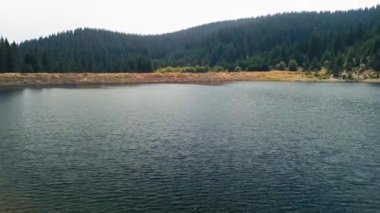 Dağ Gölü üzerinde uçan İHA 'nın 4K görüntüsü