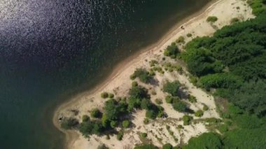 4k 'ta bir yaz gününde dağ gölü kıyısında uçmak.