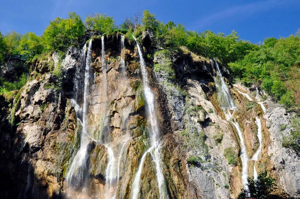 Fallende Wasserfälle Aus Hohen Felsen Naturschutzgebiet Plitwickie See Kroatien — Stockfoto