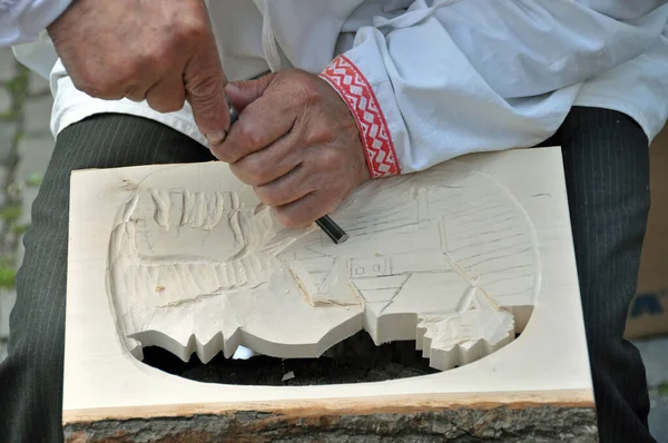 Folk Artist Carves Bas Relief Wood European Folk Crafts Fair — Stock Photo, Image