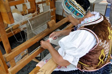 Büyükannem el yapımı bir dokuma makinesinde çalışıyor.. 