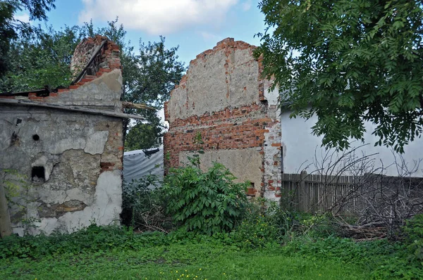 乡间部分倒塌的砖楼 树木间的废墟 被灌木覆盖 — 图库照片