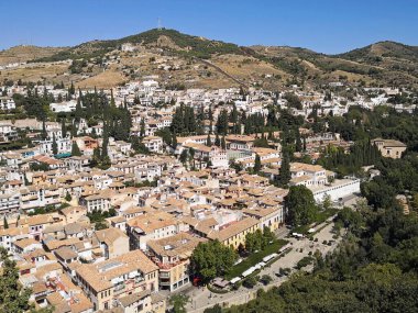 Alhambra tepesinden Granada 'nın tarihi kısmına kadar kahve manzarası. İspanya. 