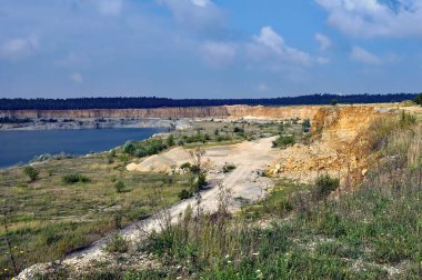 Polonya 'daki Strzelce Opolskie çimento fabrikasında bir parça mermer kazısı kısmen mavi suyla dolmuş..