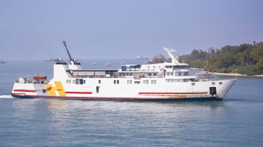 Okyanustaki beyaz feribotun cazibesi - Merak, Endonezya