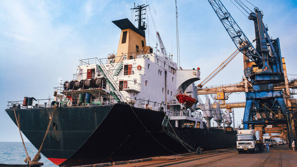 Атмосфера черно-белой гавани, когда корабль причаливает