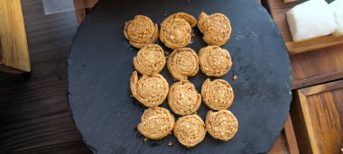 Slate Tray 'de Ev Yapımı Tarih ve Fındık Girdabı Pastaları