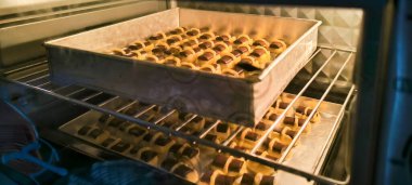 Fırında Çikolata Pişiren Ev Yapımı Parmak İzli Kurabiyeler