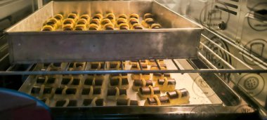 Fırında çikolatalı ev yapımı kurabiyeler.