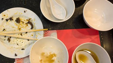 Yemeklerden sonra: Boş Tabaklar ve Tabaklardaki Kirli Tabaklar