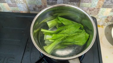 Paslanmaz çelik bir tencerede, basit bir 