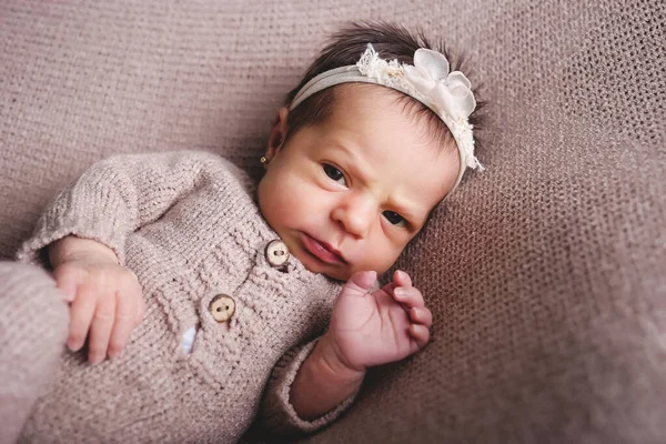 Νεογέννητο Κοριτσάκι Ποζάρει Και Χαμογελάει — Φωτογραφία Αρχείου