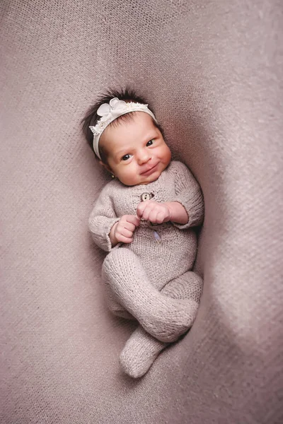 生まれたばかりの赤ん坊の女の子 ポーズと笑顔 — ストック写真