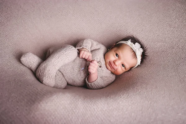 Bebé Recién Nacido Posando Sonriendo Fotos De Stock Sin Royalties Gratis