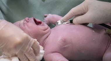 Doktor tarafından steteskop kullanılarak muayene ediliyor.