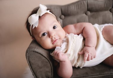 Bebek kız poz veriyor ve gülümsüyor