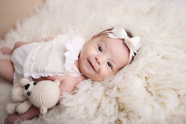 Bebek kız poz veriyor ve gülümsüyor